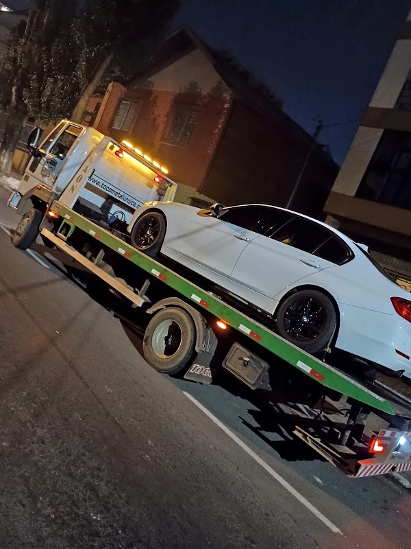 Veículo sendo transportado com segurança pela equipe